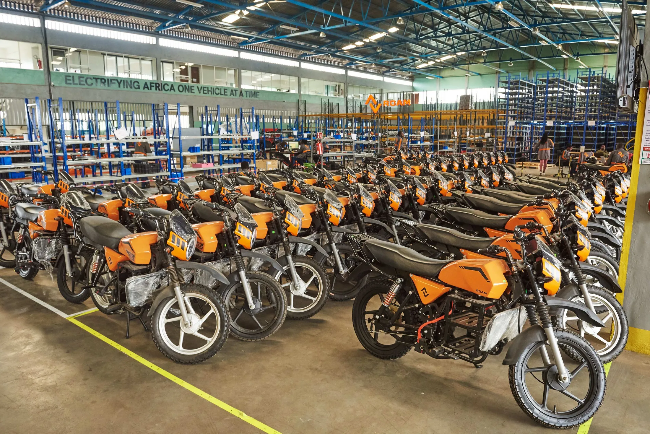 Lager- und Motorradmontagebereich von Roam Electric in Nairobi